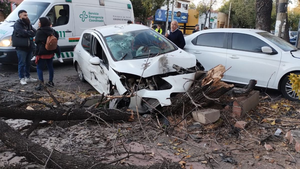 Dos de los tres vehículos que participaron del accidente en San Martín y La Plata de Ciudad. Fotos: Matías Pascualetti.