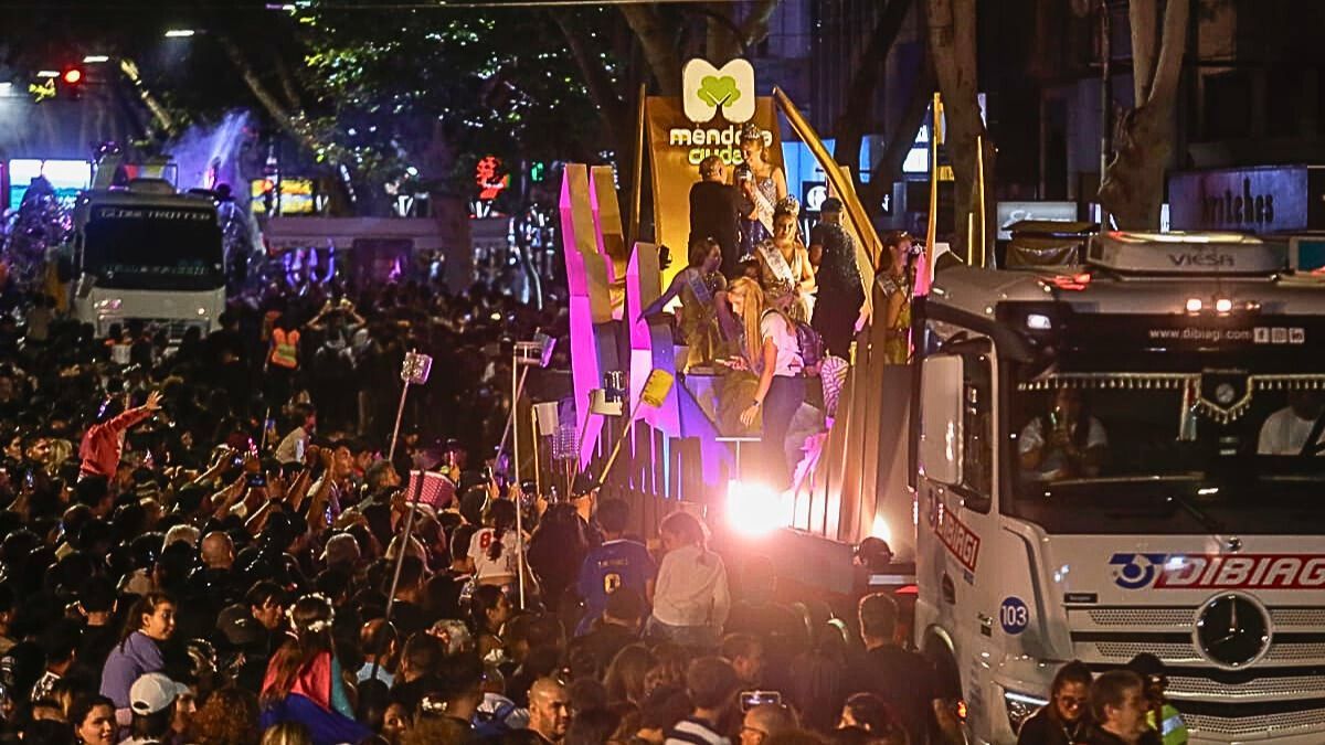 La Vendimia 2026 iluminó Mendoza con la Vía Blanca y el desfile de los 18 departamentos