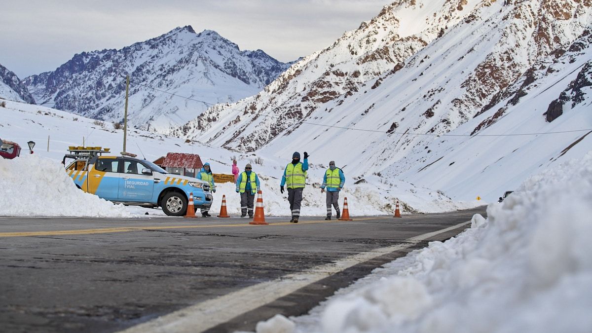 Vialidad Nacional informó que se puede circular hasta Puente del Inca con mucha precaución. Vialidad Nacional informó que se puede circular hasta Puente del Inca con mucha precaución.
