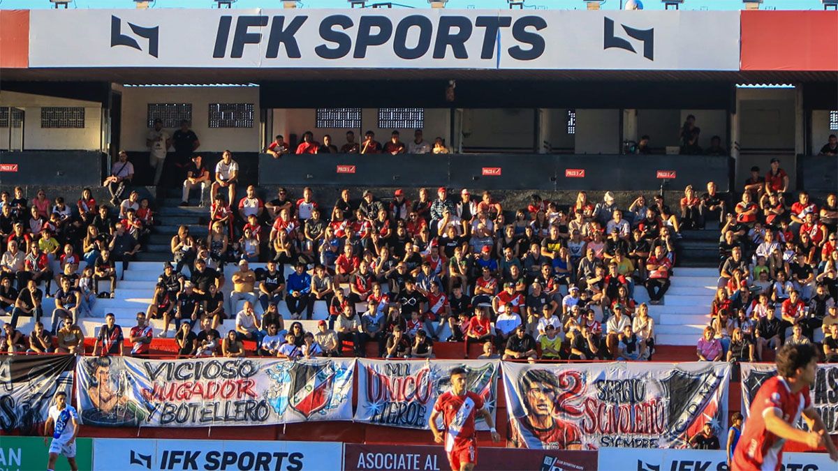 Los hinchas del Deportivo Maip&uacute; esperan el choque con el Tomba.