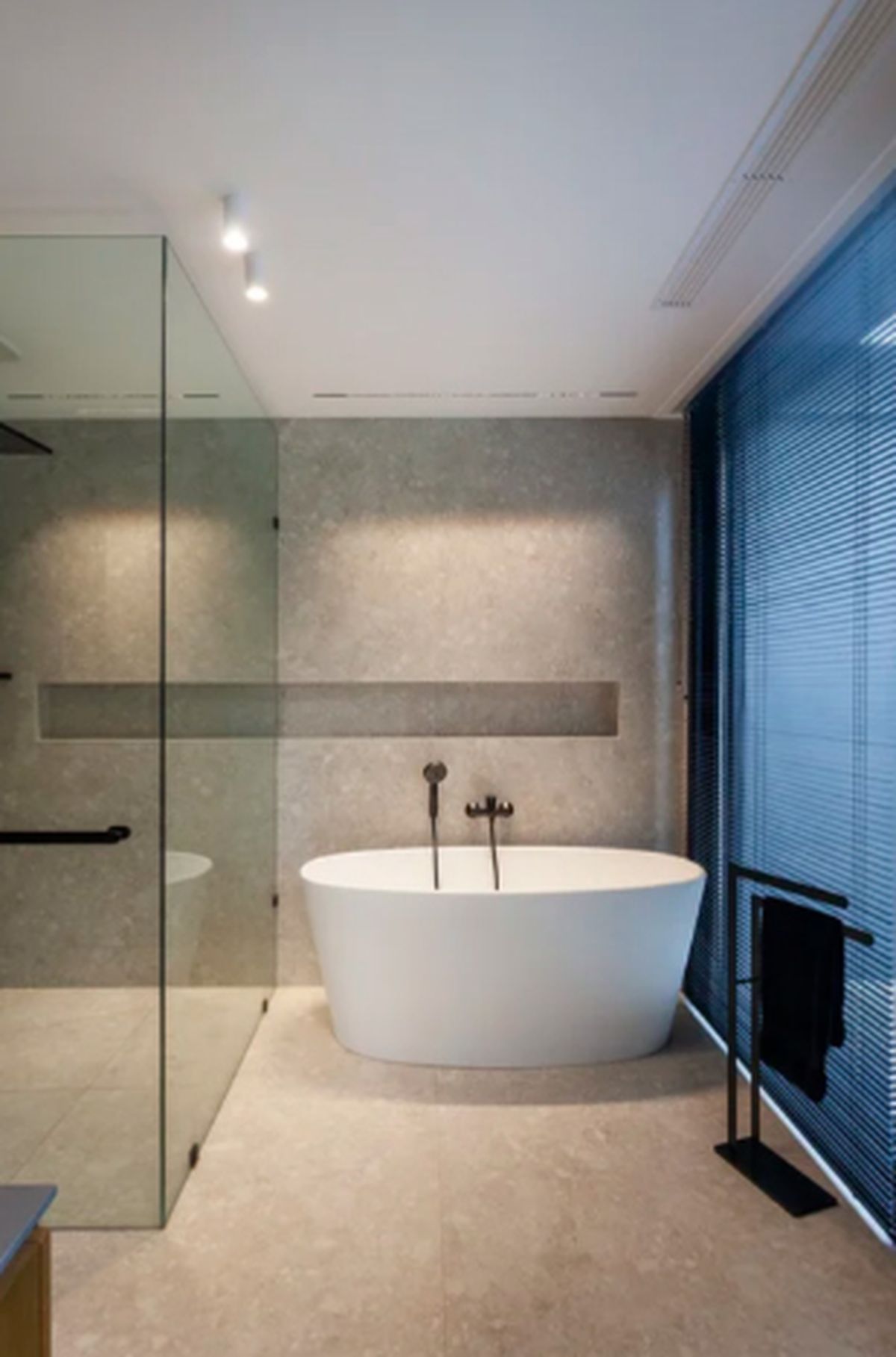 El baño tiene lujosos detalles. El baño tiene lujosos detalles.