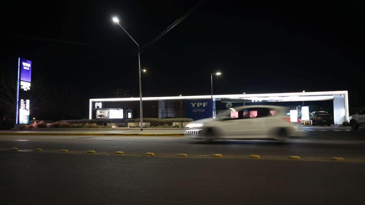 Los primeros usuarios se mostraron satisfechos por el ahorro que genera el servicio de autodespacho y el beneficio de los descuentos en la YPF de Boedo y Acceso Sur. Los primeros usuarios se mostraron satisfechos por el ahorro que genera el servicio de autodespacho y el beneficio de los descuentos en la YPF de Boedo y Acceso Sur.