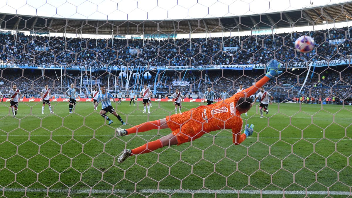 Franco Armani le atajó un penal clave a Racing, que festejó todo Boca, el campeón de la Liga Profesional.