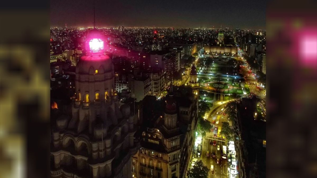 Cáncer de mama: iluminan el faro de un reconocido palacio de la Ciudad de Buenos Aires en apoyo a su concientización