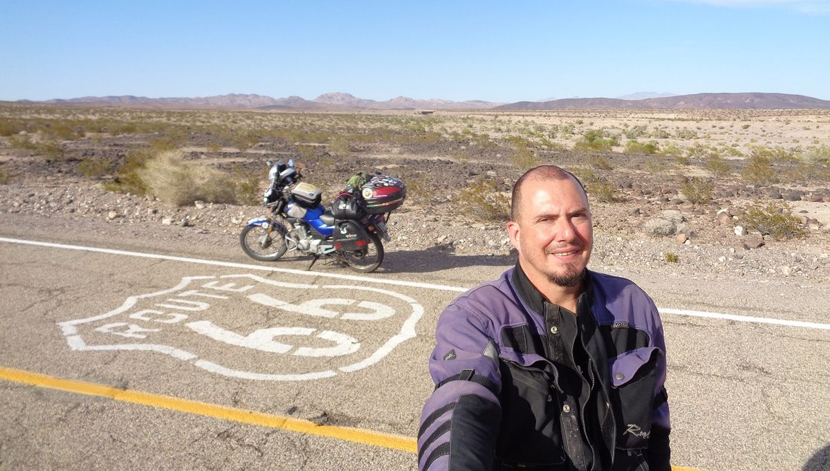 El comienzo de su viaje en moto fue por América, subió desde Argentina hasta Alaska. El comienzo de su viaje en moto fue por América, subió desde Argentina hasta Alaska.