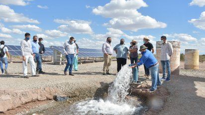 Este pozo de agua existente fue equipado con una bomba de bajo consumo y paneles solares para su funcionamiento.