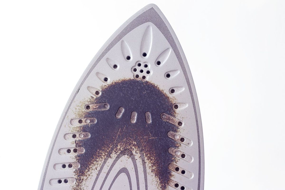 Con estos trucos caseros tu plancha quedará como nueva. Con estos trucos caseros tu plancha quedará como nueva.