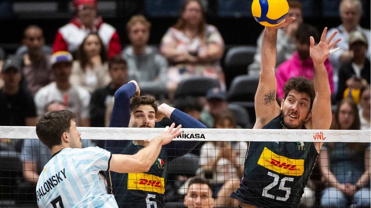 Luciano Palonsky ataca sobre el doble bloqueo de Italia. La Selección árgentina de vóley cerró el primer weekend con dos triunfos y dos derrotas.