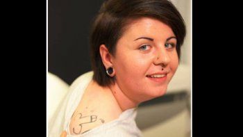 Se enfiestó y despertó con un pene tatuado en su espalda
