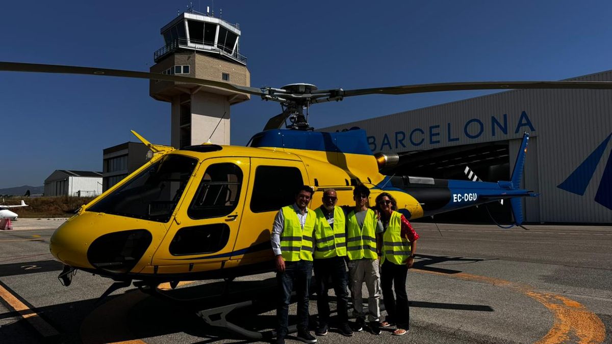 Carlos López Cabello, Valeria Rosi, Iñaki Góngora Rosi y Diego Góngora viajaron a Barcelona para probar el helicóptero nuevo que adquirió la empresa.