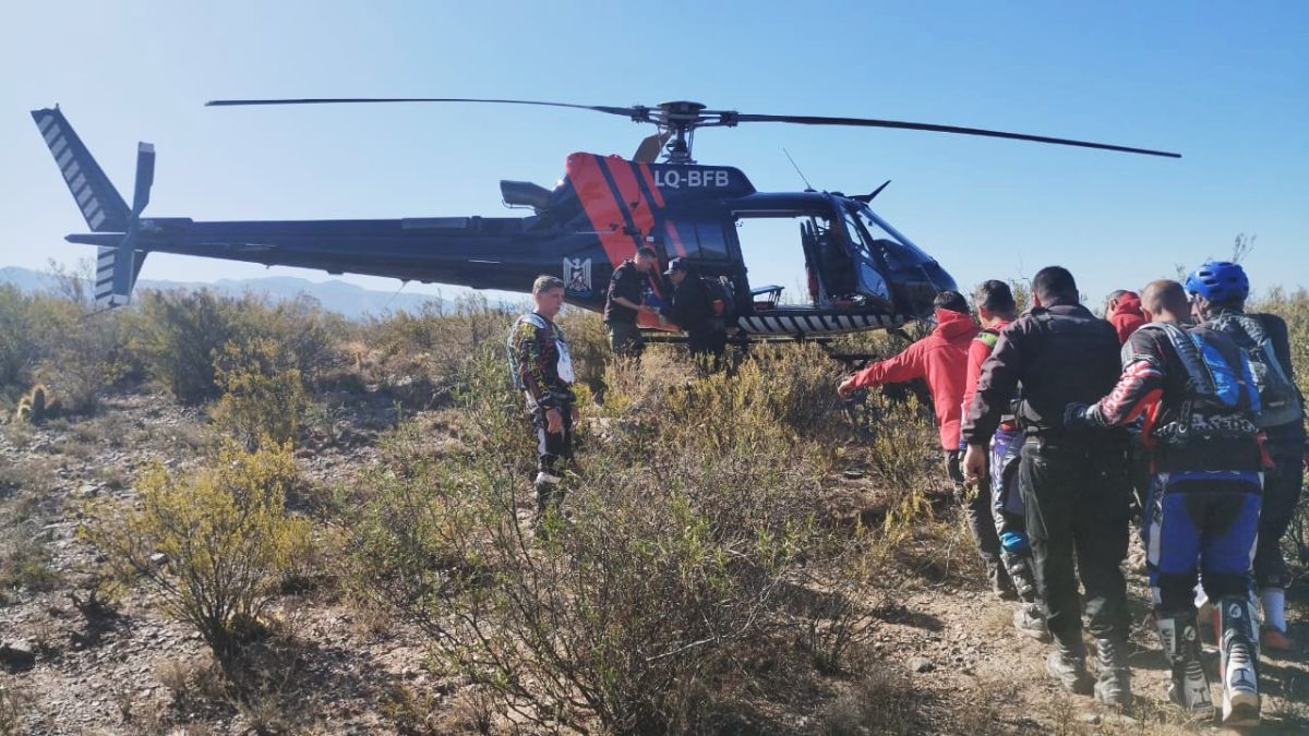 Momento en que el motociclista herido en la zona del zanjón Frías es subido al helicóptero Halcón 1 de la policía.