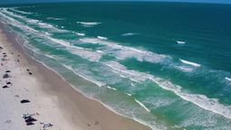 La playa de Florida con arena blanca y grandes olas.&nbsp;