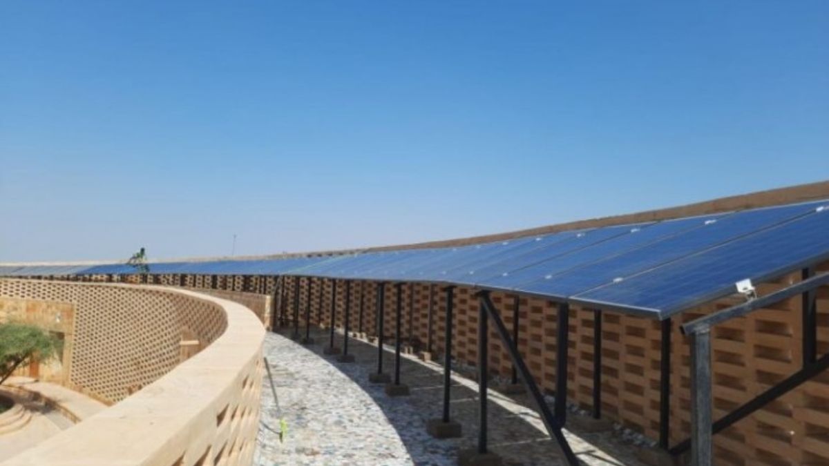 El toldo solar con una estructura de metal funciona además como un gimnasio de la jungla con balancines, columpios y barras para trepar. (Foto: Rajkumari Ratnavati Girls School) El toldo solar con una estructura de metal funciona además como un gimnasio de la jungla con balancines, columpios y barras para trepar. (Foto: Rajkumari Ratnavati Girls School)