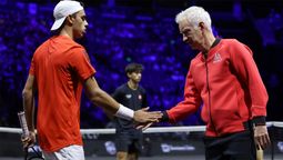 Francisco Cerúndolo saluda al legendario&nbsp; John McEnroe.