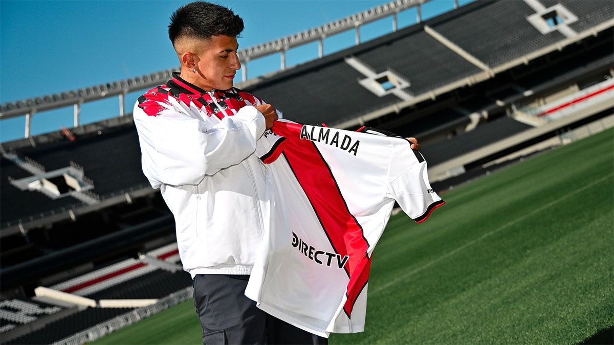Almada muestra orgulloso la camiseta del Millonario.