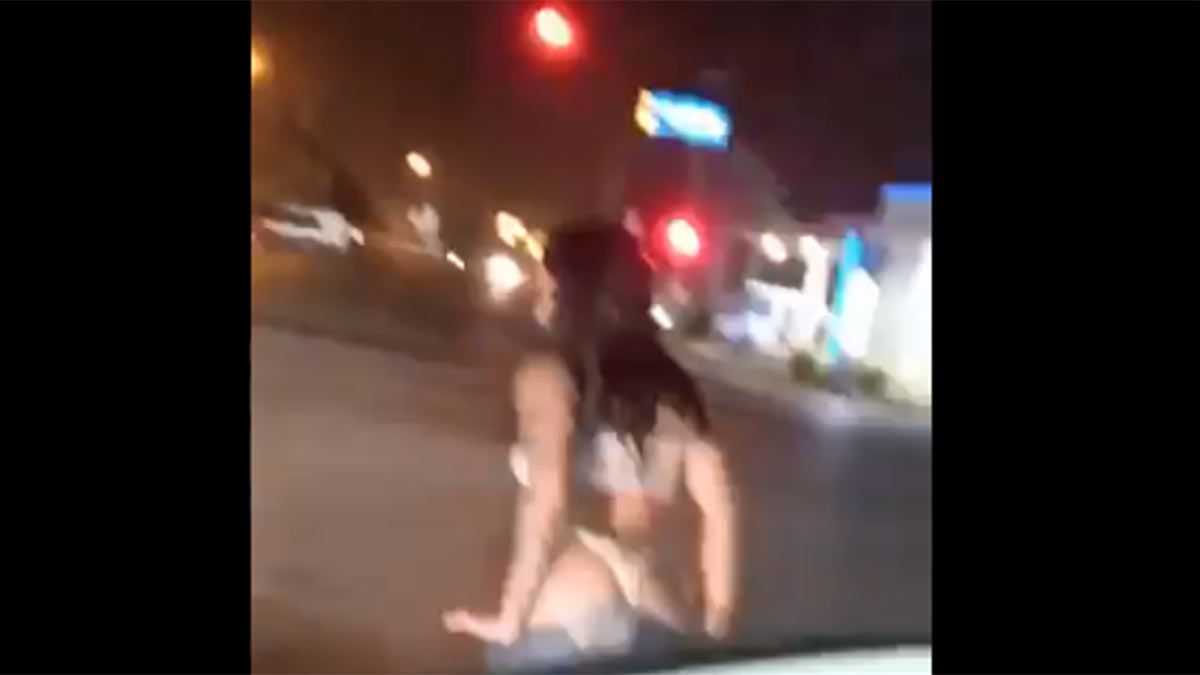 Una chica sanjuanina improvisó un strip tease y mostró la cola en una esquina céntrica.