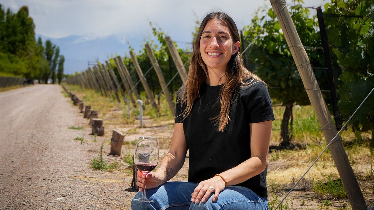 Paloma tiene 32 años, es ingeniera agrónoma y enóloga. Nació en Luján de Cuyo y no viene de una familia vinculada a la industria del vino. Paloma tiene 32 años, es ingeniera agrónoma y enóloga. Nació en Luján de Cuyo y no viene de una familia vinculada a la industria del vino.
