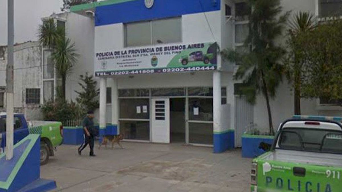 Los efectivos policiales de la Comisaría de Virrey del Pino tratan de establecer el pasaradero de los motochorros que intentaron asaltar a la efectivo de la Ciudad