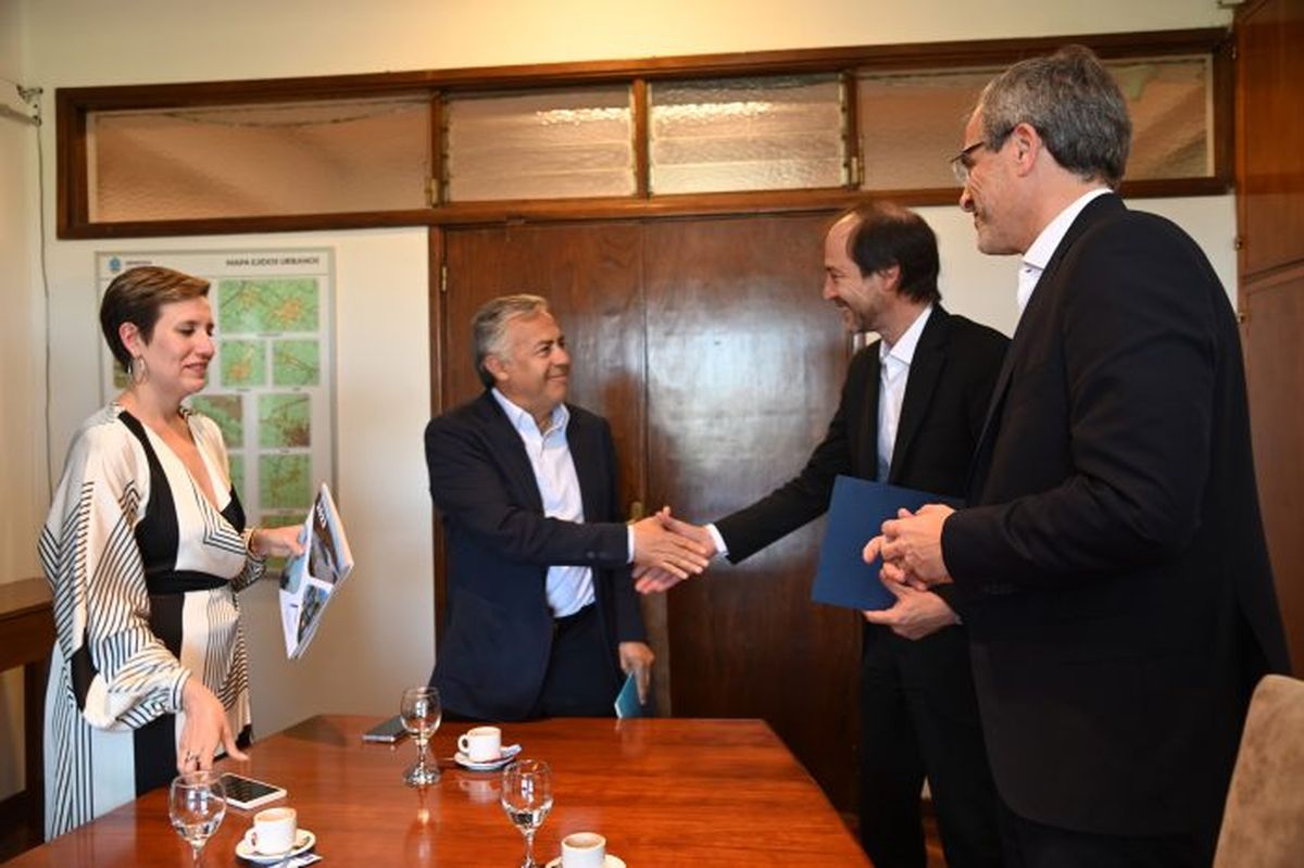 Jimena Latorre y Alfredo Cornejo, con Diego Trabucco y Javier Basso, de Aconcagua Energía. Jimena Latorre y Alfredo Cornejo, con Diego Trabucco y Javier Basso, de Aconcagua Energía.