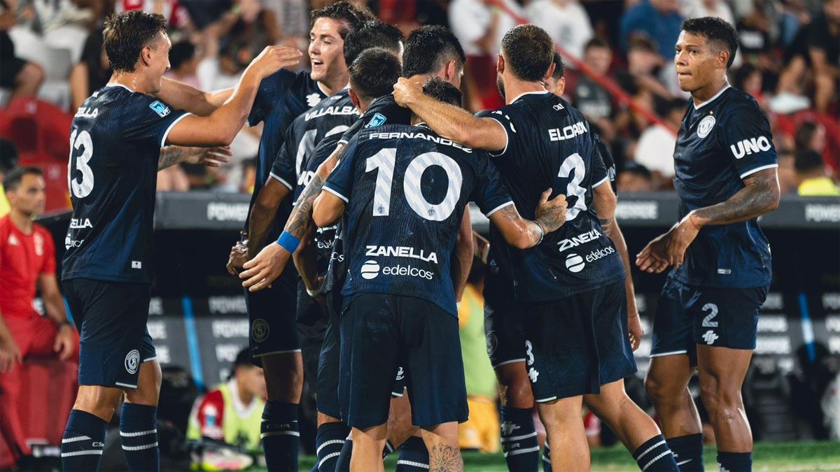 Mat&iacute;as Fern&aacute;ndez celebra con sus compa&ntilde;eros uno de los goles de la Lepra.