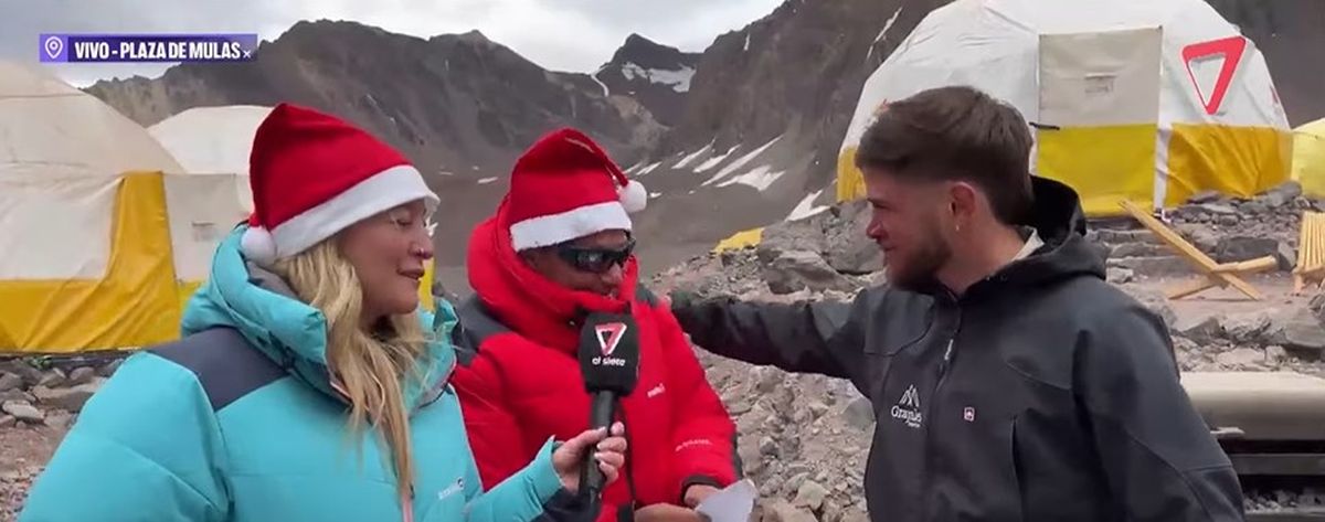Felicitas Oyhenart, Gerardo Tejeda y el guía Federico Guzmán, esperando a los tres miembros del equipo que llegaron a la cima del Aconcagua Felicitas Oyhenart, Gerardo Tejeda y el guía Federico Guzmán, esperando a los tres miembros del equipo que llegaron a la cima del Aconcagua