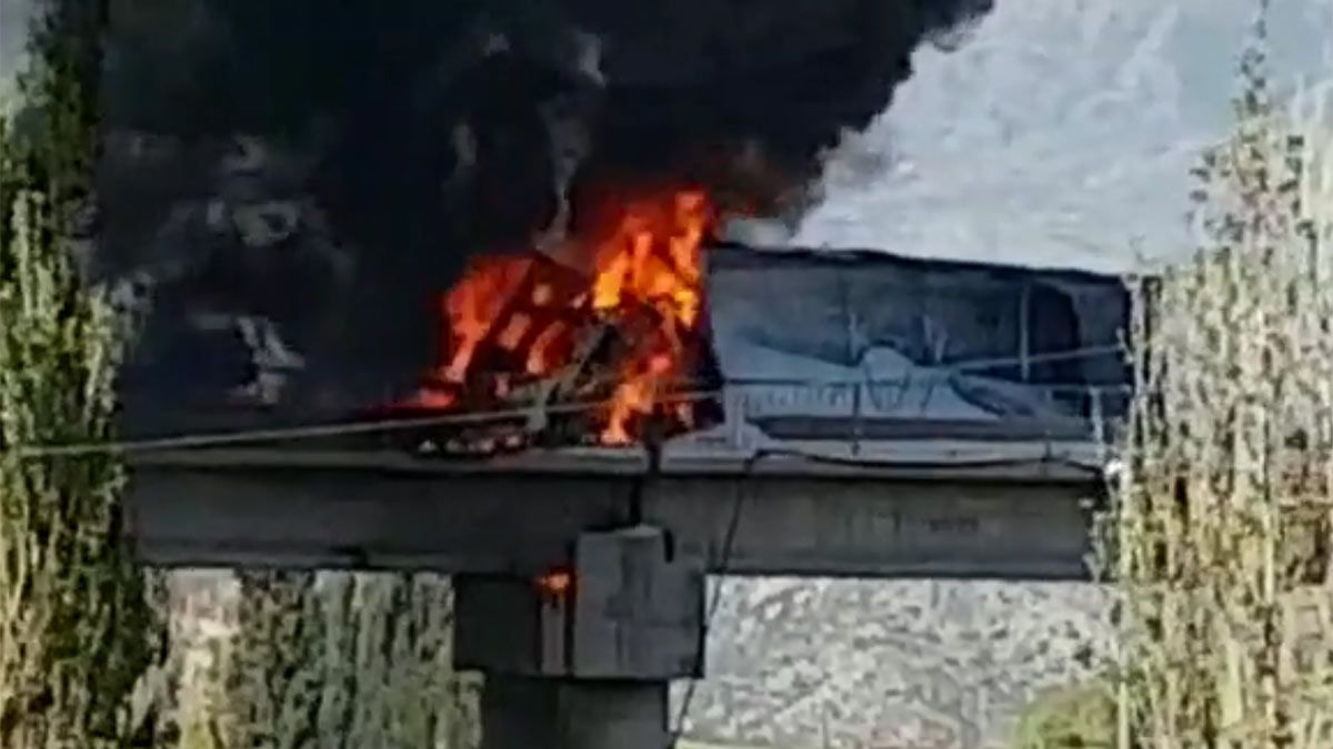 Envuelto en llamas. Así quedó el camión que volcó en Potrerillos.&nbsp;