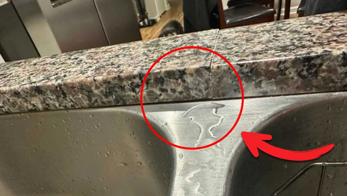 Con un truco casero puedes remover la mugre de la junta de la pileta de los platos.&nbsp;