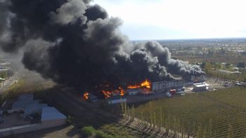 Se incendió Plastiandino en San Rafael y debió evacuarse a alumnos de una escuela y a vecinos 