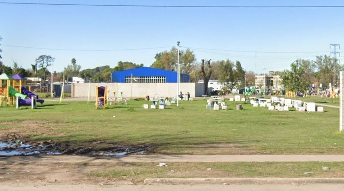 Una ráfaga de disparos irrumpió en plena plaza y alcanzó a una nena. Una ráfaga de disparos irrumpió en plena plaza y alcanzó a una nena.