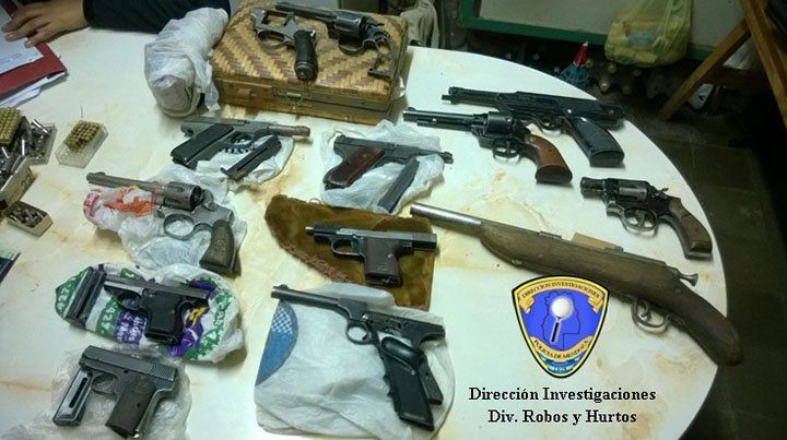Encontraron 17 armas, una granada y más de 800 municiones en Godoy Cruz