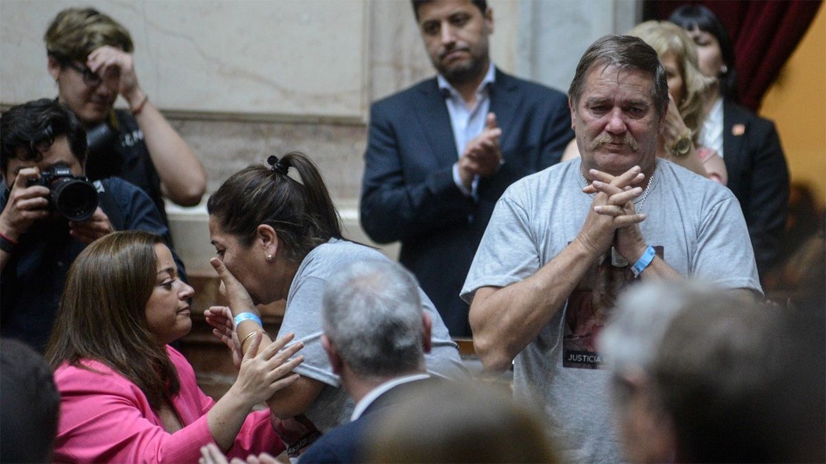 Cecilia Moreau saluda durante la sesión de Diputados a familiares de Lucio Dupuy.