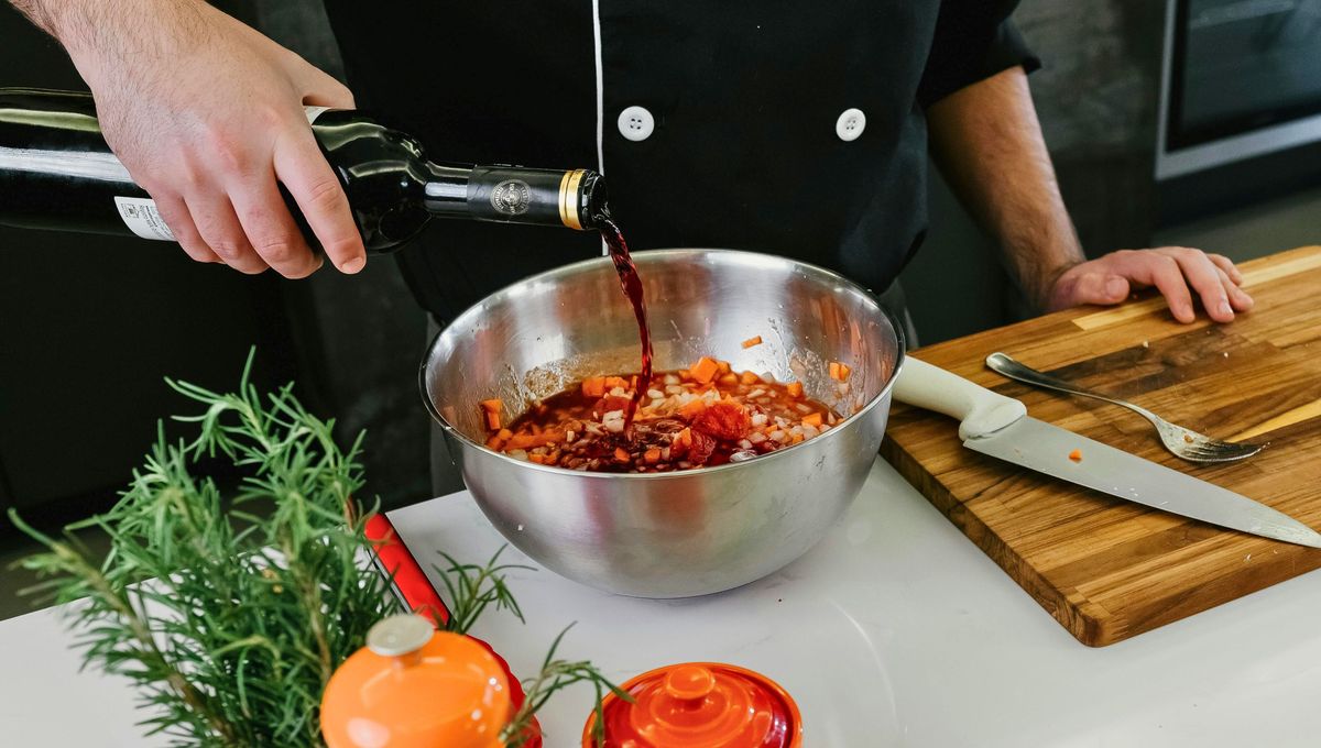 El vinagre es un excelente complemento en la cocina, para saborizar alimentos, mejorar texturas y desinfectar alimentos. El vinagre es un excelente complemento en la cocina, para saborizar alimentos, mejorar texturas y desinfectar alimentos. 