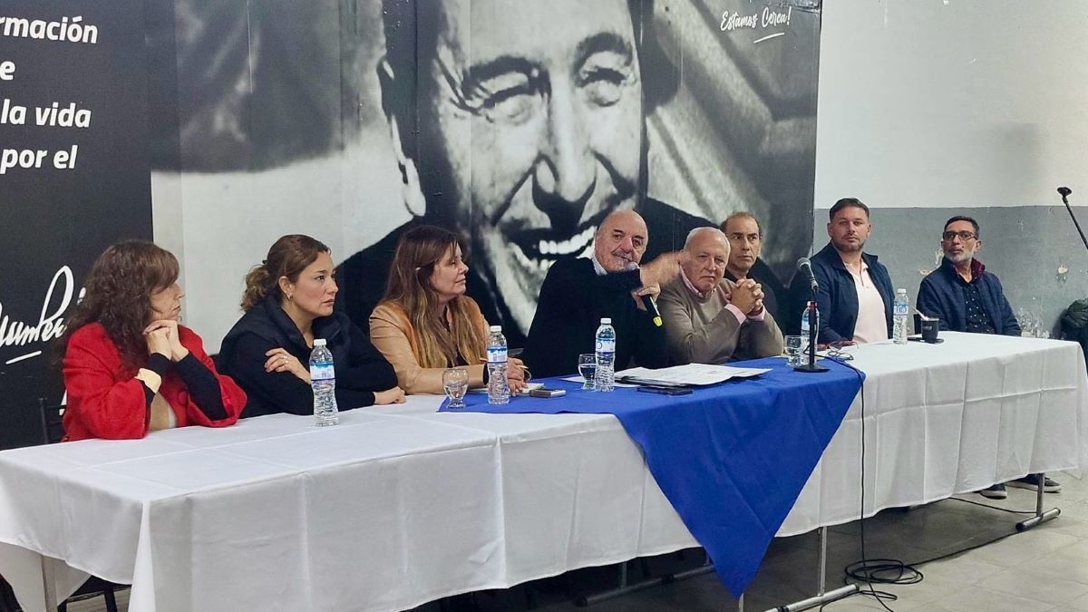 Carlos Tomada en el acto de Las Heras, el viernes. Están Adriana Cano -número puesto para pelear intendencia en 2027- y Valverde. Carlos Tomada en el acto de Las Heras, el viernes. Están Adriana Cano -número puesto para pelear intendencia en 2027- y Valverde.