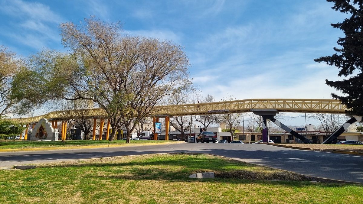 El puente San Francisco de Asís fue una solución exitosa para que todos los peatones y ciclistas puedan hacerlo sin correr riesgos. El puente San Francisco de Asís fue una solución exitosa para que todos los peatones y ciclistas puedan pasar sin correr riesgos.