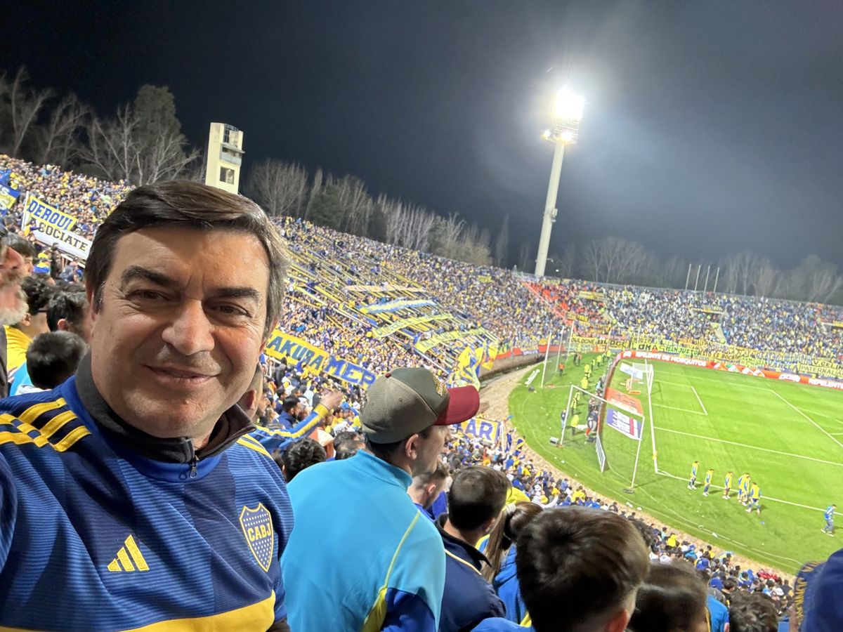 Omar De Marchi viendo a su Boquita. El lujanino no se fuma ni con Cornejo ni con Casado. Omar De Marchi viendo a su Boquita. El lujanino no se fuma ni con Cornejo ni con Casado.