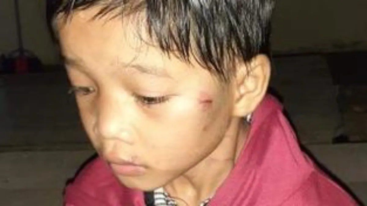 Una mujer abandonó a su hijo por sus travesuras