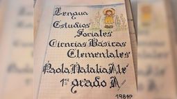 El cuaderno con la carátula hecha por mi mamá, con su increíble letra gótica. Un tobogán directo al pasado.  El cuaderno con la carátula hecha por mi mamá, con su increíble letra gótica. Un tobogán directo al pasado.