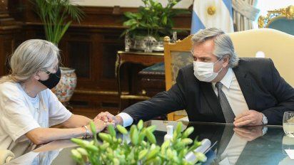 El presidente Alberto Fernández junto a Patricia Nasutti, la mamá de Úrsula Bahillo.