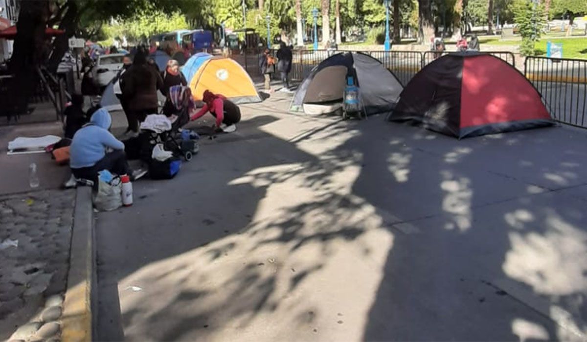 En el corazón de la Ciudad de Mendoza se vieron carpas con militantes del Polo Obrero que reclamaron por más planes sociales la semana pasada.