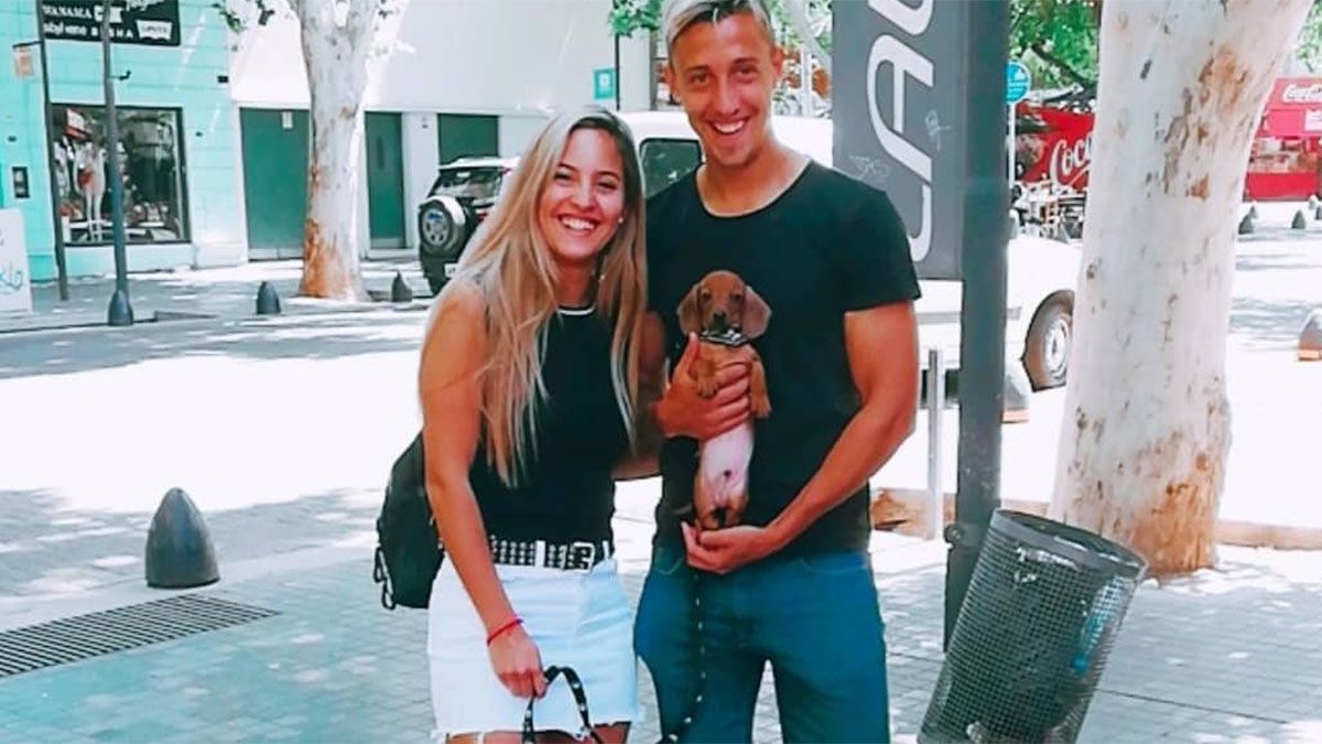 Julián Navas posa sonriente con su novia, Macarena, y con su perro Floki.