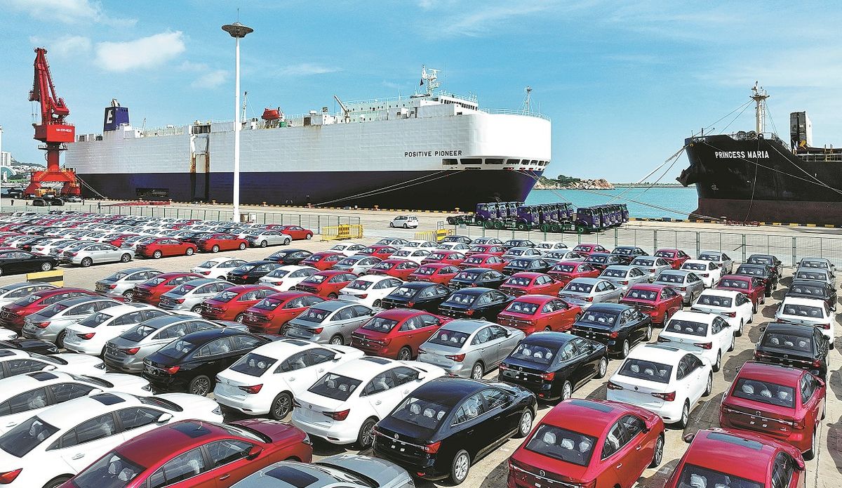  vehículos destinados a la exportación esperan ser cargados en el puerto de Lianyungang