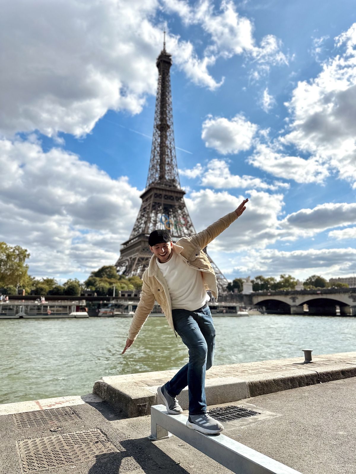 París, la capital de Francia, es el lugar de residencia para este consultor de empresas de renombre que en 10 años recorrió 100 países. París, la capital de Francia, es el lugar de residencia para este consultor de empresas de renombre que en 10 años recorrió 100 países.