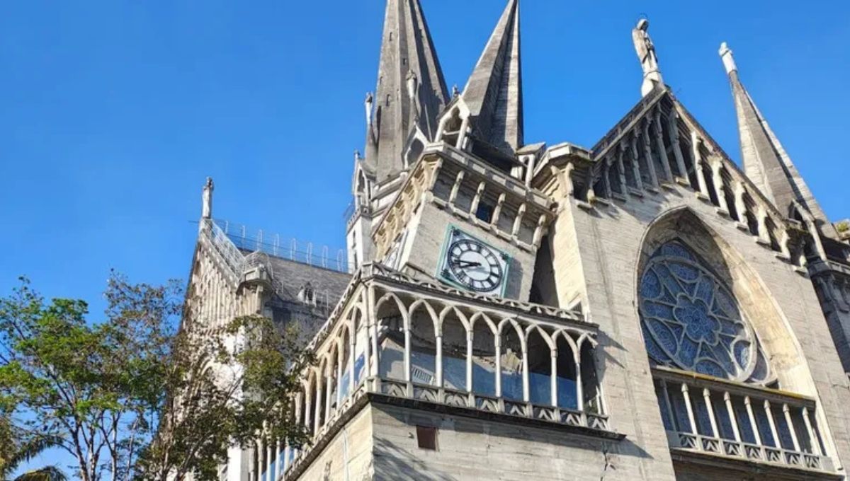 El resto de la catedral presentó múltiples grietas y una de las torres quedó inclinada. El resto de la catedral presentó múltiples grietas y una de las torres quedó inclinada.