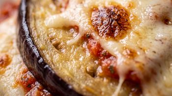 Receta de berenjena a la parmesana con abundante salsa de tomate casera y queso gratinado Receta de berenjena a la parmesana con abundante salsa de tomate casera y queso gratinado