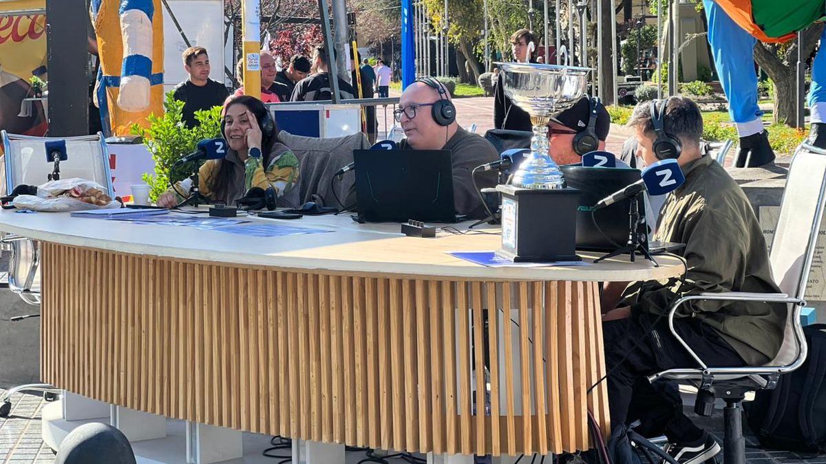 Hasta las 21 toda la programación de Radio Nihuil transmitirá desde la plaza de Maipú para acercarse a todos los oyentes y los jóvenes. Hasta las 21 toda la programación de Radio Nihuil transmitirá desde la plaza de Maipú para acercarse a todos los oyentes y los jóvenes.