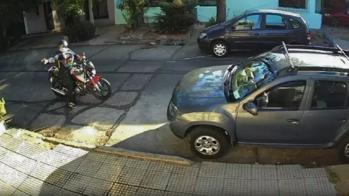 El sicario al momento de consumar el crimen en San Isidro.