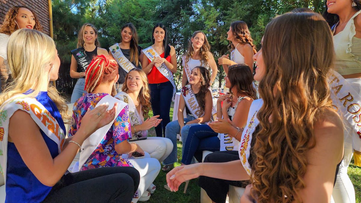 A pleno canto coreado y acompañado de palmas, las reinas departamentales grabaron Sentí Vendimia, que se verá el sábado en la previa del Acto Central de la Vendimia 2023, y hasta participaron del Noticiero Siete.