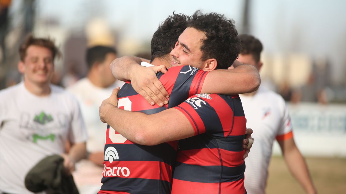 Abrazo de campeones.