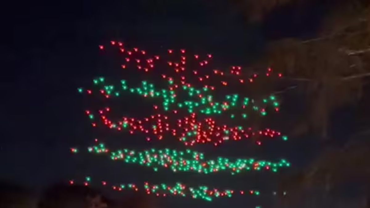 El show navideño de drones de Orlando dejó heridos tras la caída de los dispositivos. Imagen de X @RT_Com El show navideño de drones de Orlando dejó heridos tras la caída de los dispositivos. Imagen de X @RT_Com