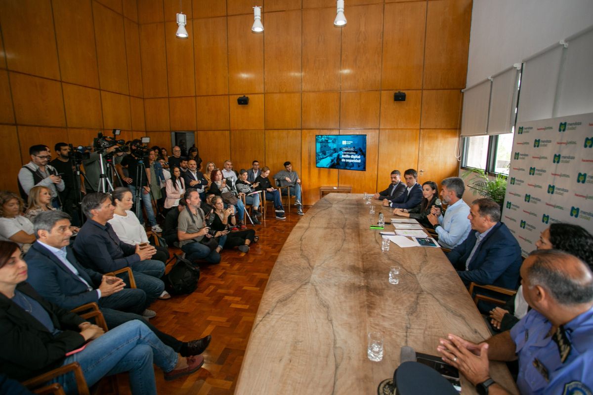 La Ciudad presentó el llamado a la licitación para la ampliación del sistema de monitoreo. El acto estuvo a cargo del intendente Ulpiano Suarez y de la ministra Mercedes Rus. La Ciudad presentó el llamado a la licitación para la ampliación del sistema de monitoreo. El acto estuvo a cargo del intendente Ulpiano Suarez y de la ministra Mercedes Rus.